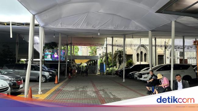 Gereja Katedral Bersiap Sambut Natal, Tenda hingga Dekorasi Mulai Dipasang