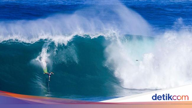 Aksi Peselancar Taklukan Ombak di Teluk Hawaii