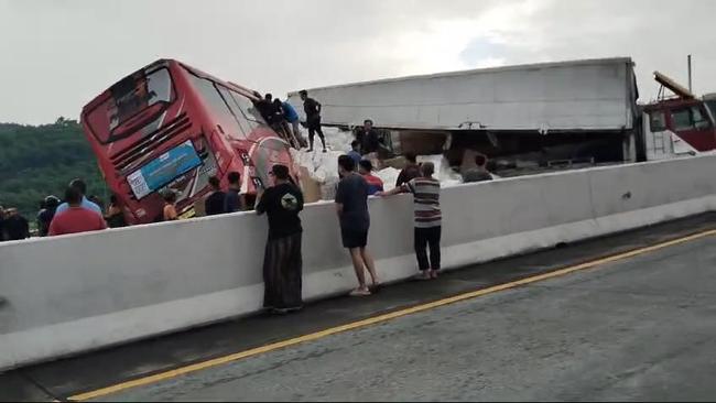 Bus Wisata Terguling Usai Tabrak Truk Tronton di Tol Pandaan-Malang Km 77