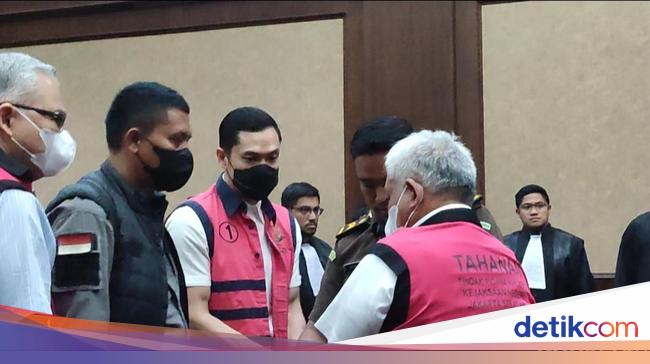 Gerak-gerik Harvey Moeis Saat Divonis Lebih Ringan dari Tuntutan Jaksa