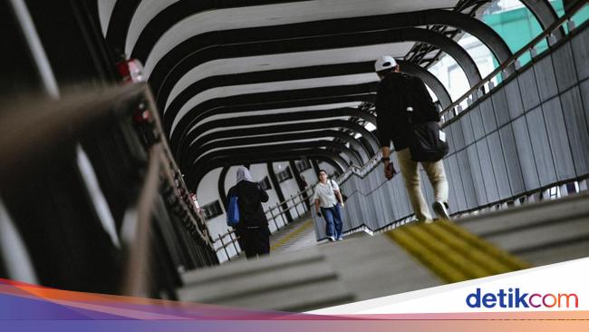 Jalan-jalan di Skywalk MRT, Bonus Pemandangan Depo Kereta