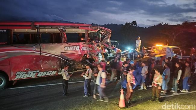 Dugaan Penyebab Kecelakaan Maut Bus Vs Truk di Tanjakan Tol Pandaan-Malang