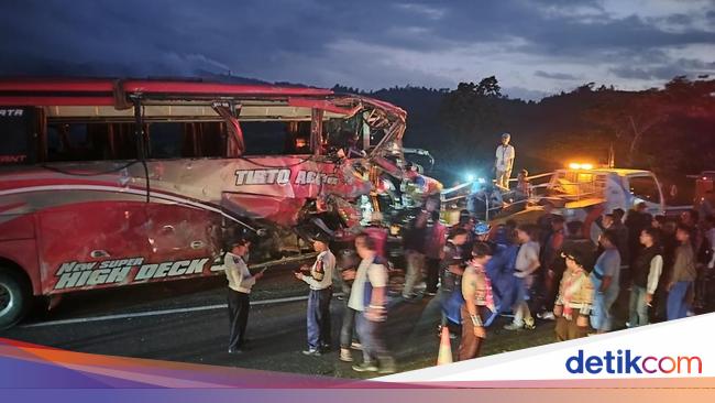 Dugaan Penyebab Kecelakaan Maut Bus Vs Truk di Tanjakan Tol Pandaan-Malang