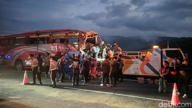 4 Orang Tewas dalam Kecelakaan Bus Wisata Vs Truk Tronton di Tol Malang