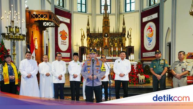 Kapolri Sapa Jemaat di 3 Gereja, Pastikan Pengamanan Natal Berjalan Baik