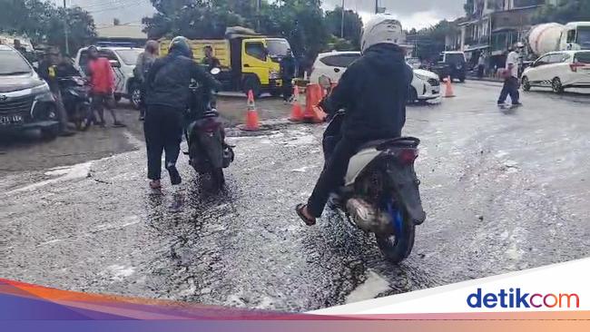 Truk Tangki Bawa 20 Ton Soda Api Cair Bocor, Kementerian LH Ikut Turun Tangan