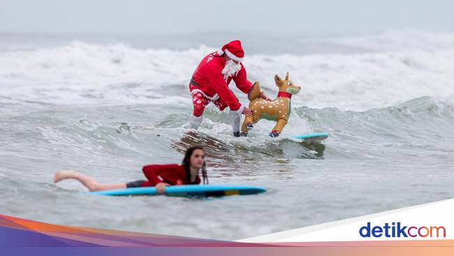 Aksi Sinterklas Berselancar Rayakan Natal