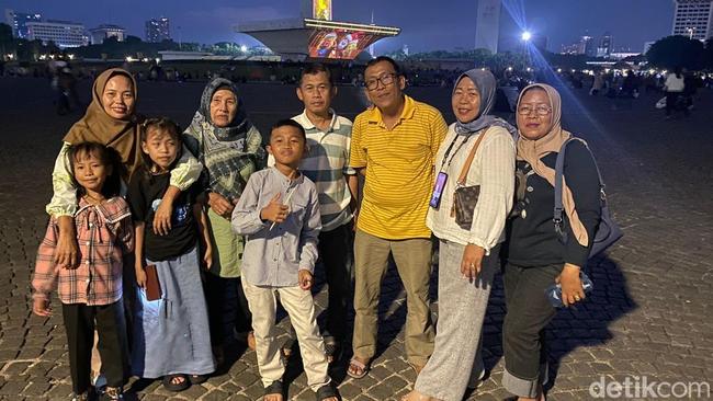 Cerita Iwan Tempuh 13 Jam Sumsel-Jakarta demi Liburan ke Monas Saat Natal