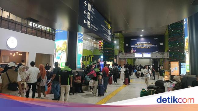 Penumpang Padati Stasiun Gambir di Momen Natal, Pilih Kereta Lantaran Nyaman