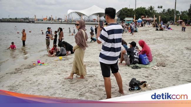 Menikmati Libur Natal di Pantai Ancol