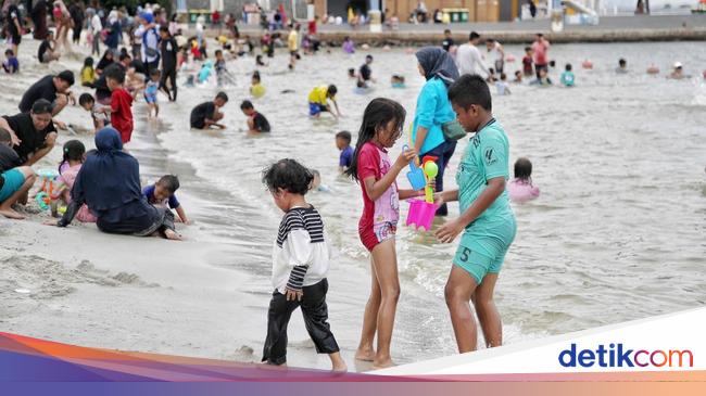 66 Ribu Pengunjung Padati Ancol di Awal Tahun Baru 2025