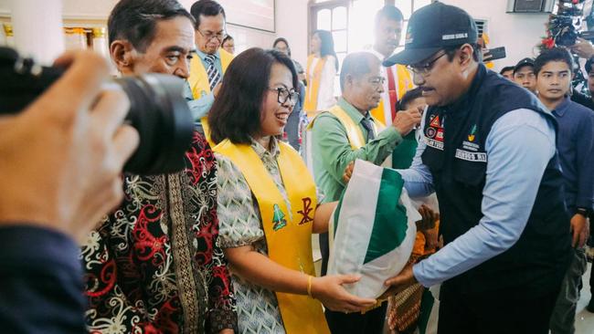 Hari Natal, Mensos Beri Bantuan ke Jemaat Gereja Korban Banjir di Makassar