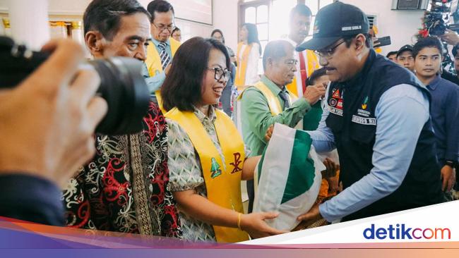 Hari Natal, Mensos Beri Bantuan ke Jemaat Gereja Korban Banjir di Makassar