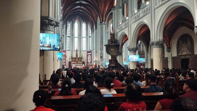 Jemaat Padati Gereja Katedral Jakarta Ikuti Misa Pontifikal