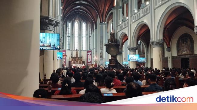 Jemaat Padati Gereja Katedral Jakarta Ikuti Misa Pontifikal