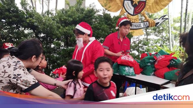 Gereja Katedral Jakarta Bagikan Bingkisan di Misa Keluarga Natal 2024