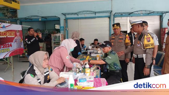 Cegah Kecelakaan, 21 Sopir Bus di Mojokerto Dites Urine-Kesehatan