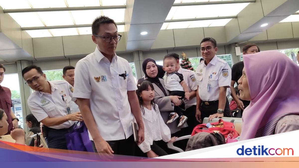 Wamen BUMN Tinjau Arus Mudik Nataru di Stasiun Pasar Senen