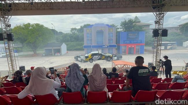 Pasutri Kembangan Ajak Anak Nonton Aksi Stuntman Kelas Dunia di TMII