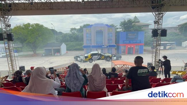 Pasutri Kembangan Ajak Anak Nonton Aksi Stuntman Kelas Dunia di TMII