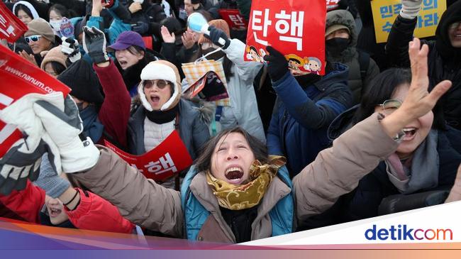 Perempuan Ada di Garis Depan Protes Darurat Militer Korsel