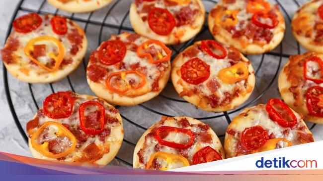 Resep Pizza Mini Topping Daging Asap Untuk Camilan Liburan