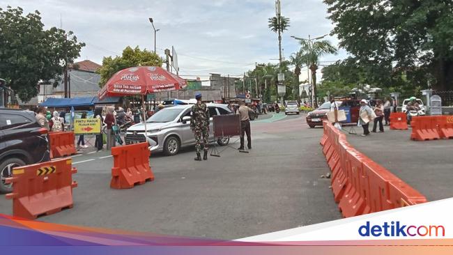 578 Motor-504 Bus-14 Bus Mengarah ke Ragunan, Lalin Tetap Ramai Lancar