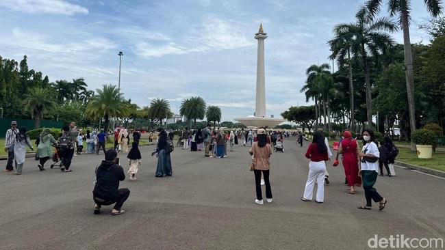 Momen Libur Natal 2024, Warga Ramai Kunjungi Monas