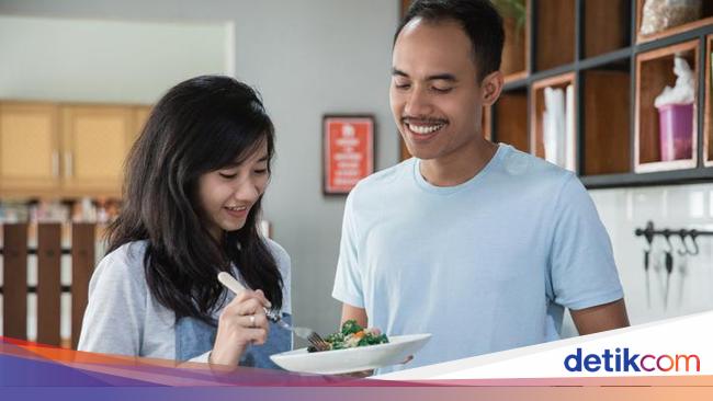 Begini Seharusnya Sikap Suami Jika Istri Memasak Untuknya