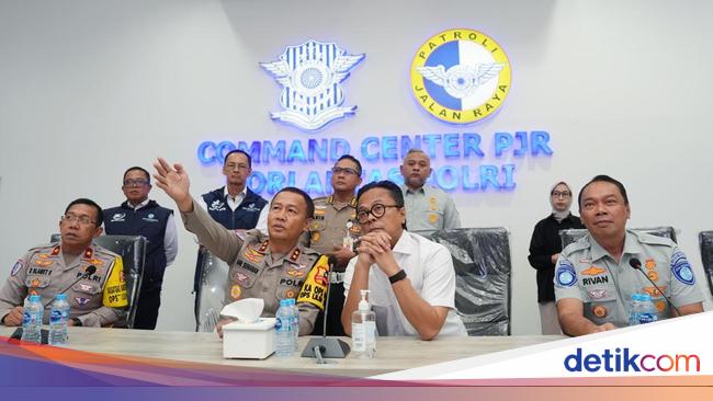 Kakorlantas-Wamen BUMN Cek Arus Lalin Libur Akhir Tahun di Km 29 Japek