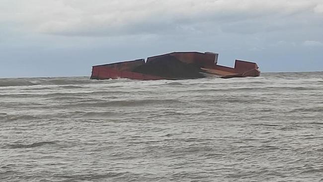 Tongkang Kandas di Perairan Pandeglang, Muatan Batu Bara Tercecer di Pantai