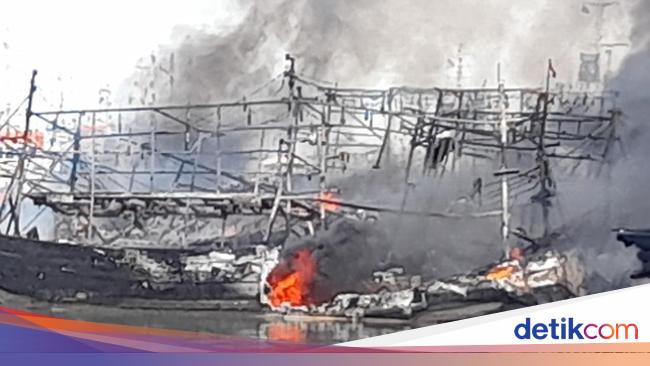 Kebakaran di Pelabuhan Tegal Hanguskan 22 Kapal