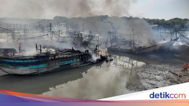 Total 24 Kapal Hangus dalam Kebakaran di Pelabuhan Tegal