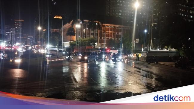 Massa Demo Tolak PPN 12% Bubar, Lalin Jalan Medan Merdeka Barat Dibuka Lagi