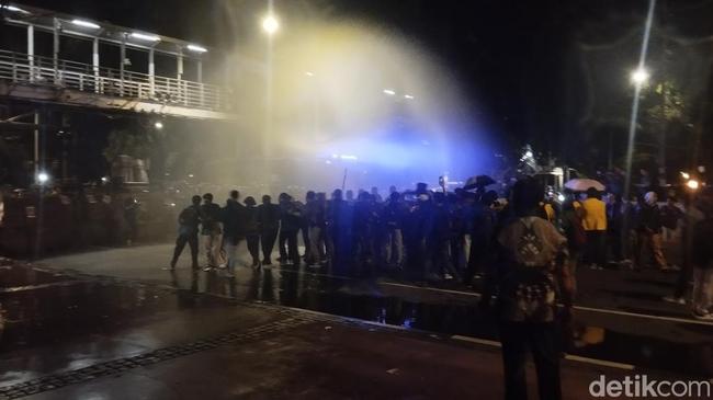 Massa Demo Masih Bertahan di Patung Kuda, Polisi Semprotkan Water Cannon