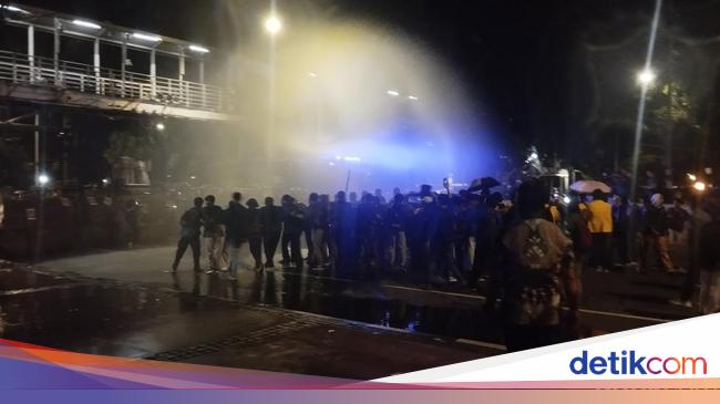 Massa Demo Masih Bertahan di Patung Kuda, Polisi Semprotkan Water Cannon