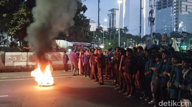 Massa di Patung Kuda Bakar Ban, Polisi Imbau Pendemo Tolak PPN 12% Bubar