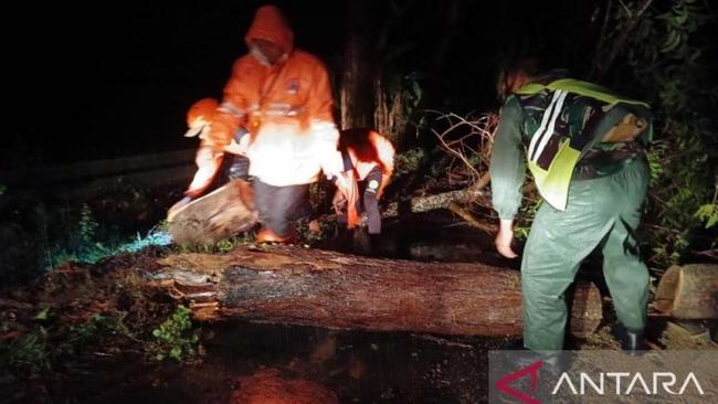 Puluhan Bangunan di Pamekasan Jatim Rusak Diterjang Angin Kencang