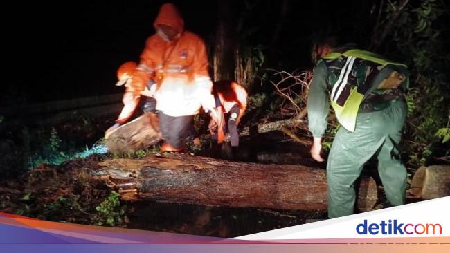 Puluhan Bangunan di Pamekasan Jatim Rusak Diterjang Angin Kencang