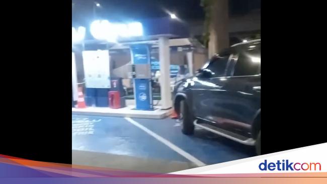 Toyota Fortuner Parked at Jakarta’s Electric Vehicle Charging Station