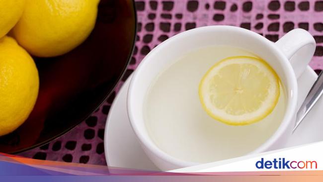 Manfaat Sehat Rutin Minum Air Lemon Hangat Saat Perut Kosong