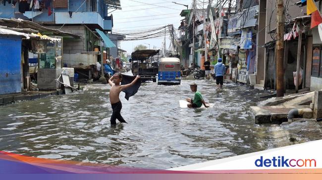 Canda Warga Muara Angke Ibaratkan Rob Seperti 'Keluarga'