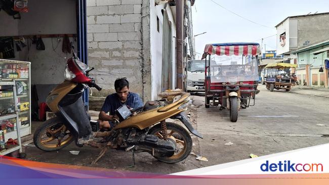 Berkah Bagi Montir di Tengah Banjir Rob Landa Pesisir Jakarta