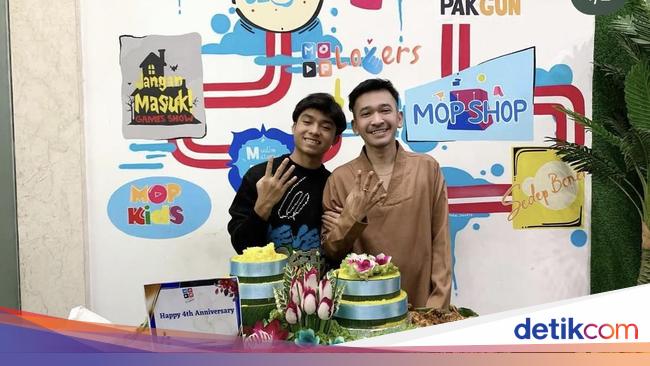 Intip Hangatnya Momen Betrand Peto Makan Bareng Keluarga