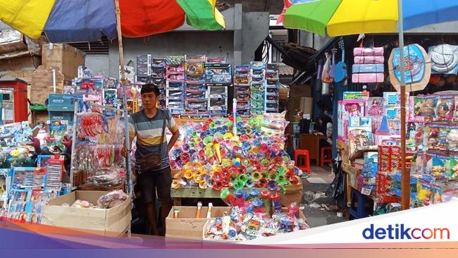 Pedagang Trompet Pasar Asemka Menanti Gebrakan Pembeli