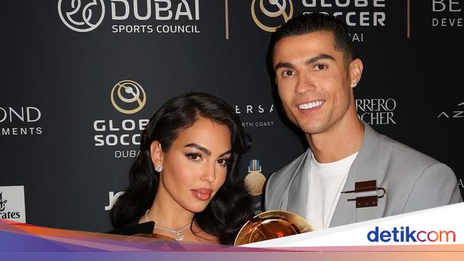 8 Gaya Seksi Georgina Rodriguez Temani Ronaldo Terima Penghargaan Top Scorer