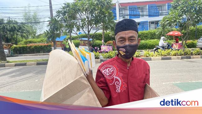 Cerita Kakek Bandi 7 Tahun Jualan Tikar di Ragunan demi Sesuap Nasi