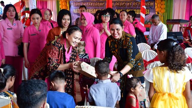 Ketum Bhayangkari Rayakan Natal Bersama Anak-anak Korban Erupsi Gunung Lewotobi