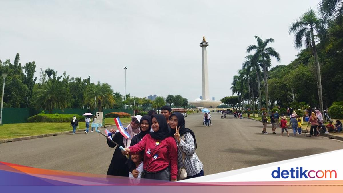 Warga Ramai Kunjungi Monas Saat Libur Natal-Tahun Baru, Begini Suasananya