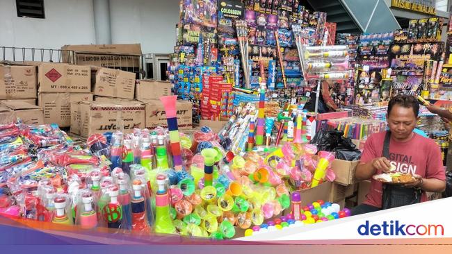 Penjual Terompet Pasar Asemka Curhat Sepi Pembeli: Belum Ada Gebrakannya